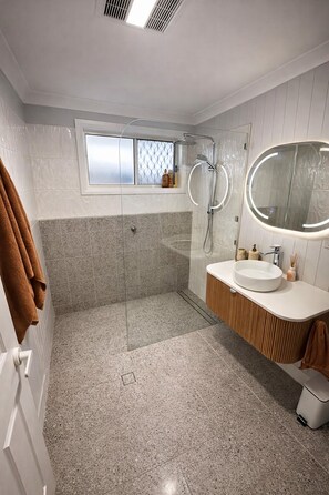 Bathroom - Modern Coastal Escape •  Close to Beaches, Cafes and Lake (Long Jetty)