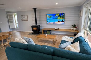 Living area - Modern Coastal Escape •  Close to Beaches, Cafes and Lake (Long Jetty)