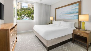 Een kluis op de kamer, een bureau, een strijkplank/strijkijzer