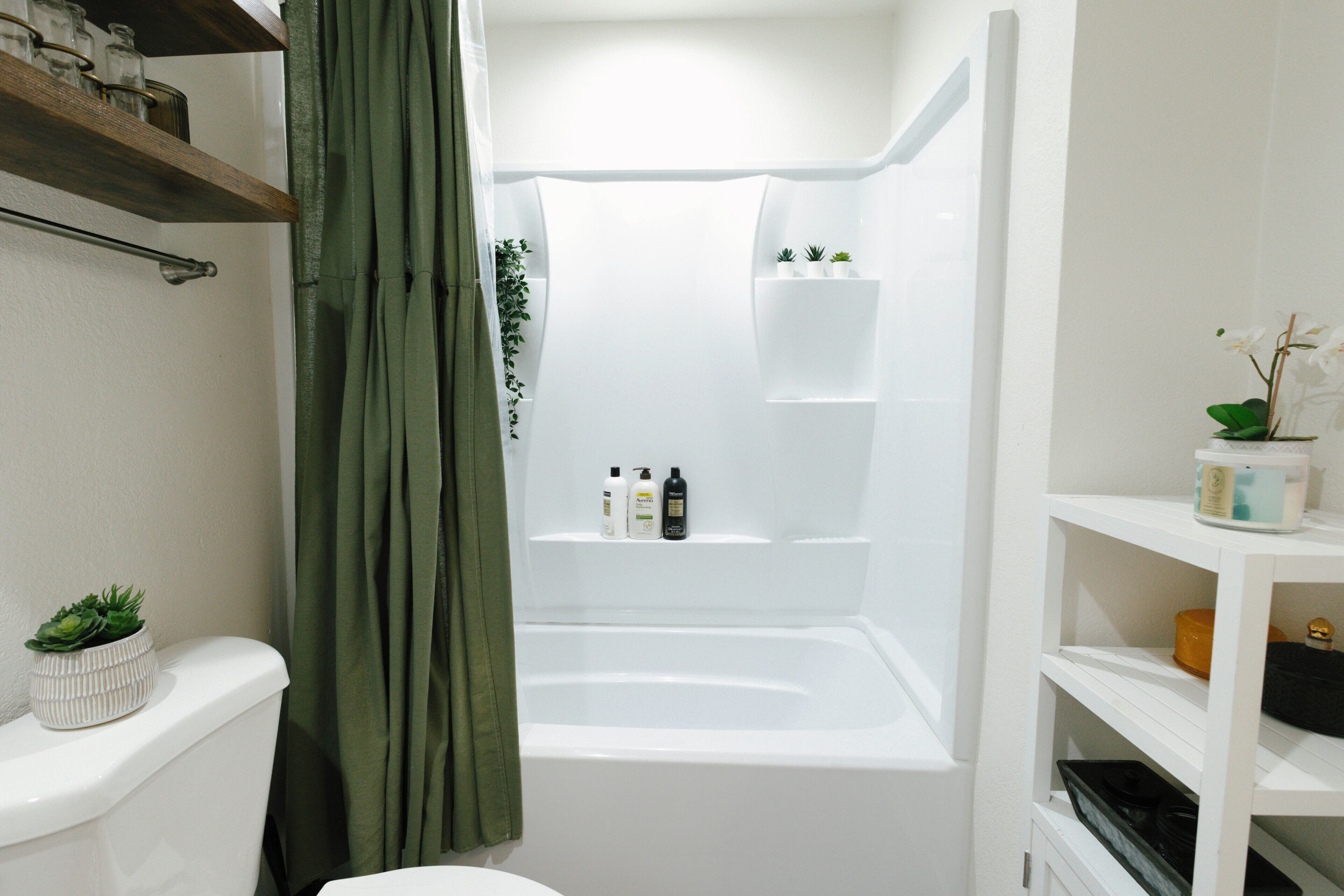 Bruser, hårtørrer, bidet, håndklæder