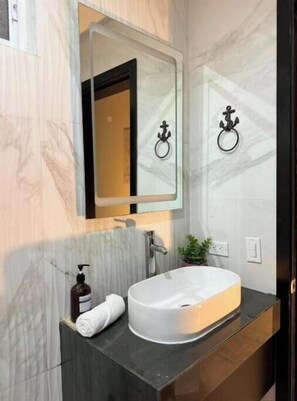 Shower, hair dryer, toilet paper - Suite 2, Apartment Anchor Suites (Puerto Peñasco)