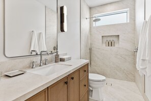 Hårtork, handdukar, tvål och toalettpapper