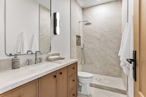 Haartrockner, Handtücher, Seife, Toilettenpapier