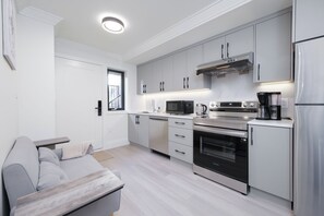 Fridge, microwave, oven, stovetop - New Vancouver Kerrisdale Suite mins to Yvr/Ubc (Vancouver)