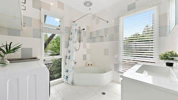 Serviettes fournies, savon, shampoing, papier toilette