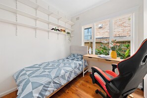 Una scrivania, Wi-Fi gratuito, lenzuola