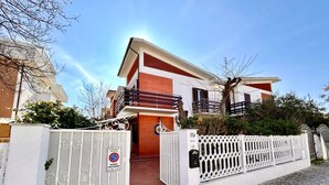 A modern two-story house with a gated entrance, a balcony, and a small garden area. - Casa Marina [30 mt from the sea, wifi, park, seaview] (Marcelli)