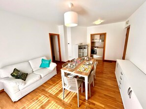 Interior - Trilo Mike, apartment with two bathrooms in the center (Sirolo)