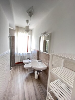 Douche, bidet