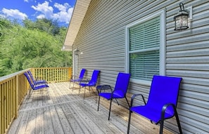 Terrace/patio - A 2-bedroom Hillbilly Getaway house surrounded by charming nature. (Sevierville)