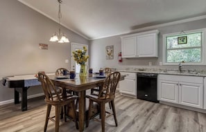 Dining - A 2-bedroom Hillbilly Getaway house surrounded by charming nature. (Sevierville)