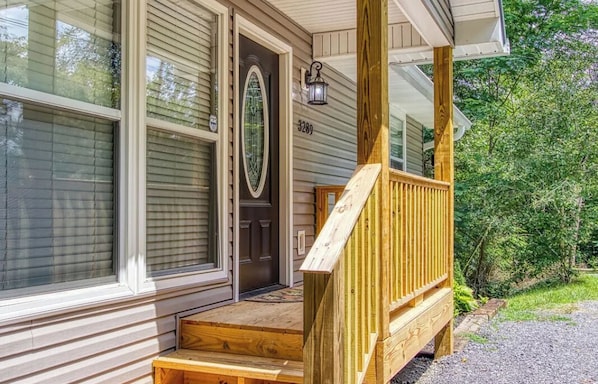 Exterior detail - A 2-bedroom Hillbilly Getaway house surrounded by charming nature. (Sevierville)