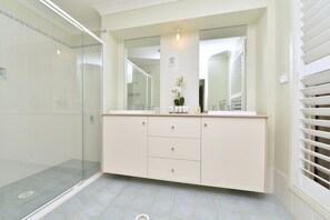 Douche, sèche-cheveux, serviettes fournies, shampoing