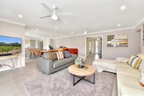 TV, offices - Marignano Homestead (Broke)