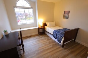 Bügeleisen/Bügelbrett, Internetzugang, Bettwäsche