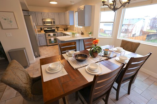 Spacious 5B Ogden Basecamp - near skiing, Weber, hospitals & Hill AFB