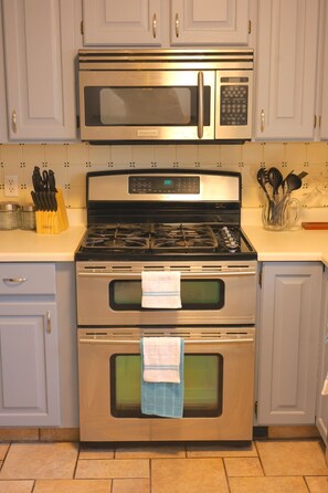 Private kitchen - Spacious 5B Ogden Basecamp - near skiing, Weber, hospitals & Hill AFB (Ogden)