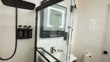 Shower, hair dryer, towels, shampoo