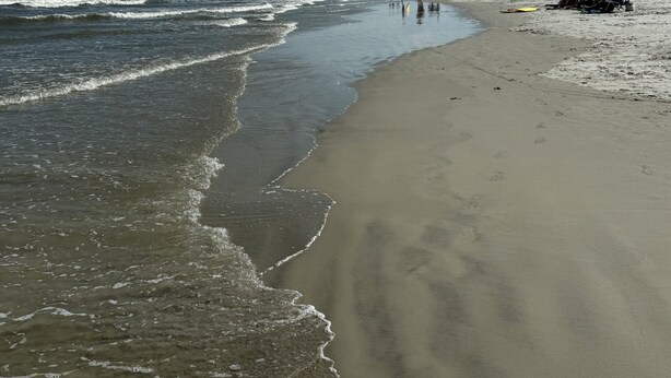 A beach with waves, people, and beach umbrellas. - Marriott Surfwatch - OCEANFRONT (Hilton Head Island)