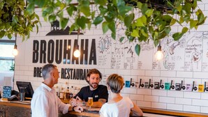 Eine Restaurant-Theke mit einer Tafel, die verschiedene Getränke und Preise anzeigt.