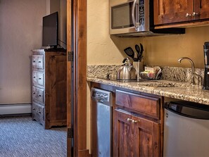 Private kitchen - Ski in/ski out studio in Grand Lodge at Peak 7, Breckenridge awaits you (Breckenridge)