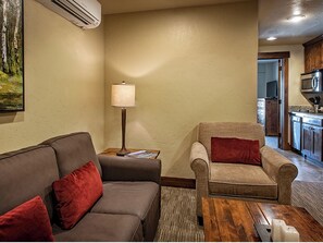 TV - Ski in/ski out studio in Grand Lodge at Peak 7, Breckenridge awaits you (Breckenridge)