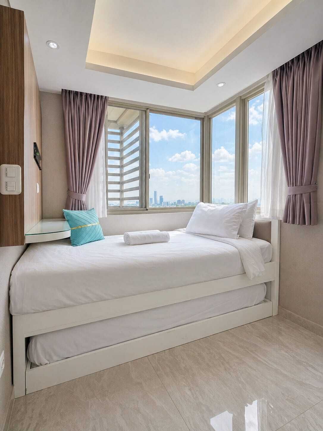 Un dormitorio moderno con cama, ventana con cortinas y vista a la ciudad.