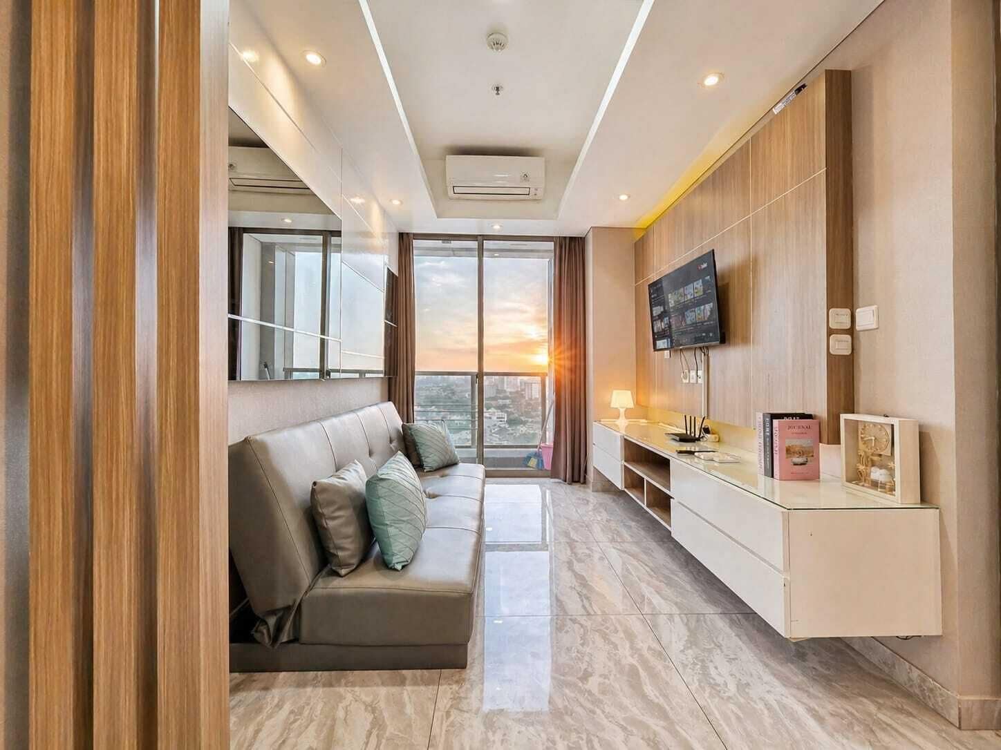 Appartement, 2 chambres, vue sur la ville | Aire de séjour | Téléviseur connecté de 43 po avec télévision par câble