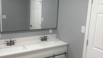 Serviettes fournies, papier toilette