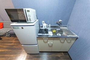 Réfrigérateur, micro-ondes, plaque de cuisson, bouilloire électrique