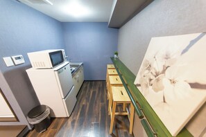 Fridge, microwave, stovetop, electric kettle - Cozy Modern Apartment | Walk to Tanimachi & Easy Access to Namba & Osaka Castle (Osaka-cty,Tennoujiku,Shimizudani-chou)