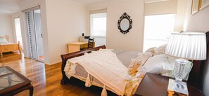 6 bedrooms, iron/ironing board, WiFi, bed sheets
