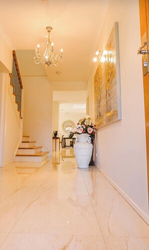 Fairway for your Holiday
Large 5 bedroom home with split system AC & heaters