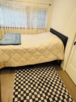 Een strijkplank/strijkijzer, wifi, beddengoed