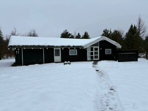 Exterior - Lovely holiday home with spa, sauna and peace (Fjerritslev)