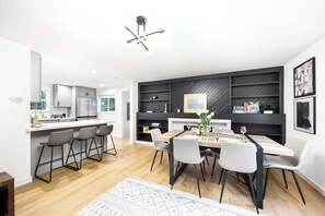Dining - Newly Modern 4BR2BA Rambler by Super Market (Shoreline)