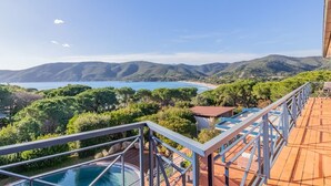 A balcony with a pool, overlooking a coastal landscape with mountains and a beach. - Villa Giacinto di mare (Capoliveri)
