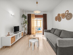 TV - Comfortable apartment with pool (Lagos)