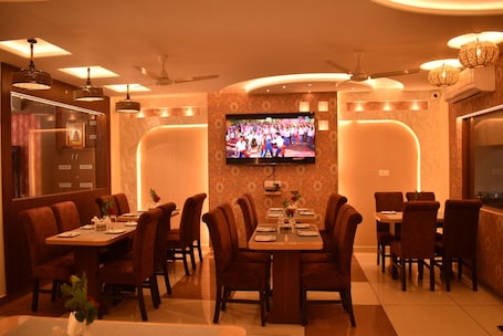 Dining. Hotel Kailash Near Deoria Baraon Rd