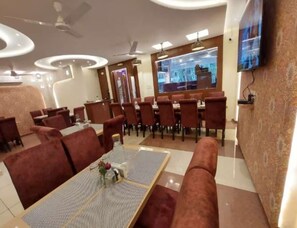 Restaurant - Hotel Kailash Near Deoria Baraon Rd (Deoria)