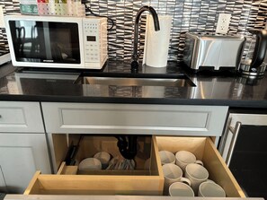 Réfrigérateur, micro-ondes, four, cafetière/bouilloire