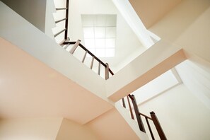 Eine moderne Treppe mit Holzgeländer und weißen Wänden.