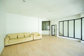 Living area - Snap INN Sukhumvit Soi 1 (Watthana)