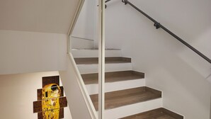 A staircase with wooden steps and a metal handrail. - Italian Experience- Casa Nadia (Numana)