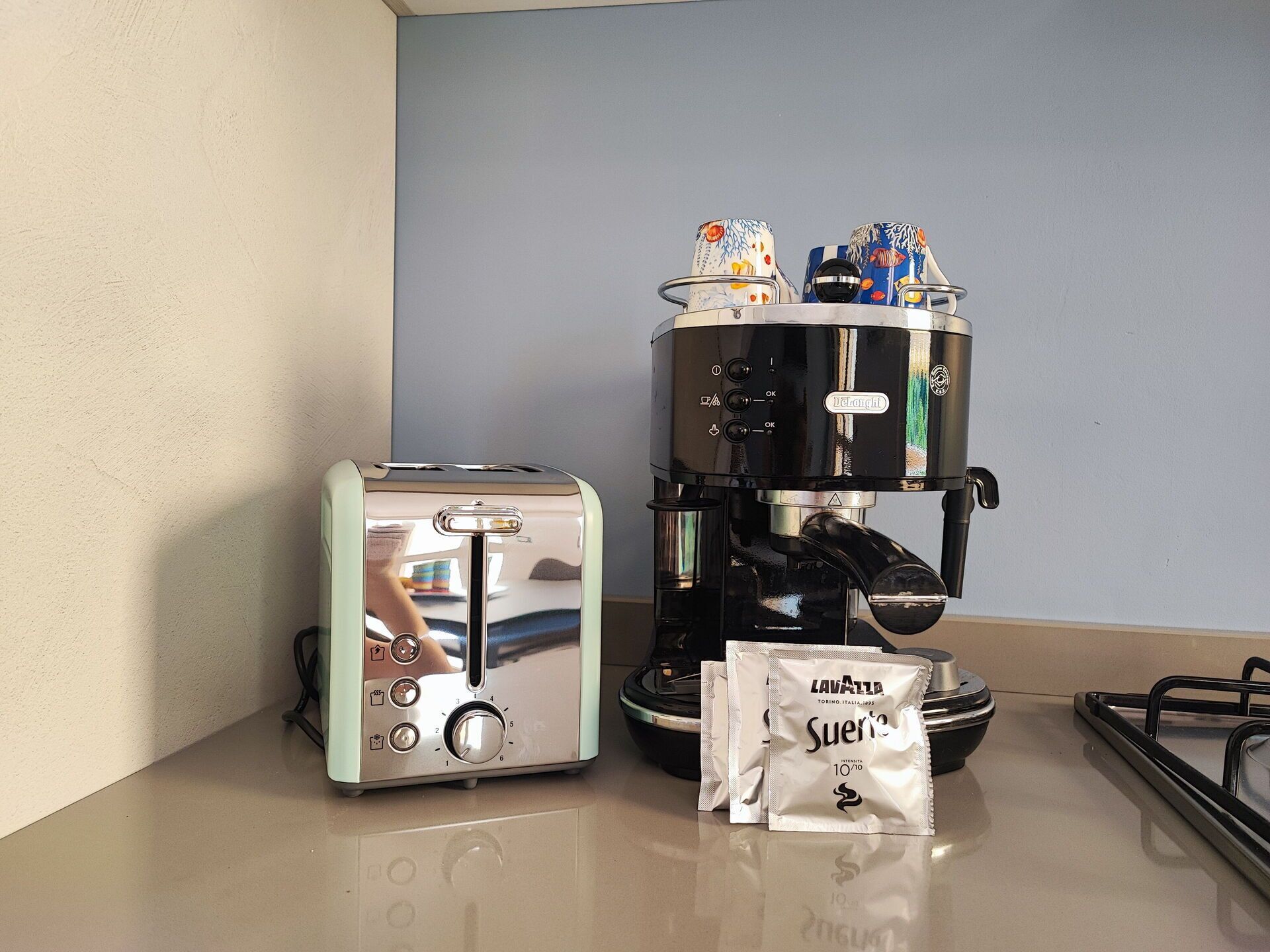 Une cuisine équipée d’une machine à café, d’un grille-pain et d’un paquet de café.