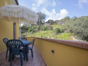 Outdoor dining - Relaxing atmosphere and strategic location. (Portoferraio)