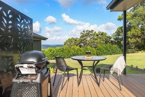 Outdoor dining - New Luxe Villa - Coastal Views - 30 min to Noosa (Ninderry)