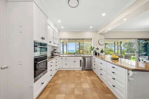 Private kitchen - Hinterland Escape - Coastal Views, Pool & Fire Pit (Ninderry)