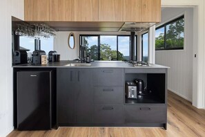 Private kitchen - Luxe Villa - Ocean Views, 15km to Coolum Beach (Ninderry)