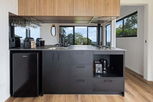 Private kitchen - Luxe Villa - Ocean Views, 15km to Coolum Beach (Ninderry)